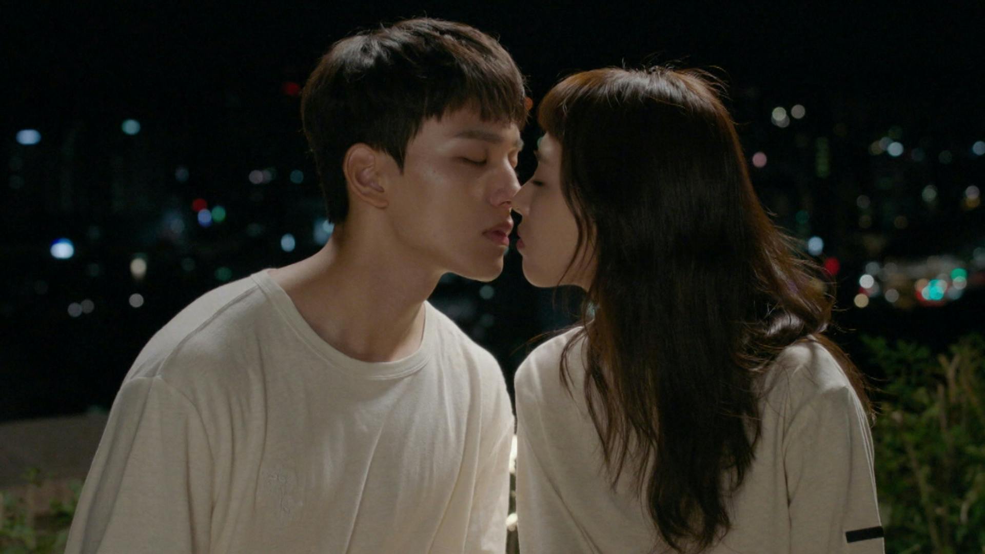 Chan Yeong and Eun Yoo Kiss