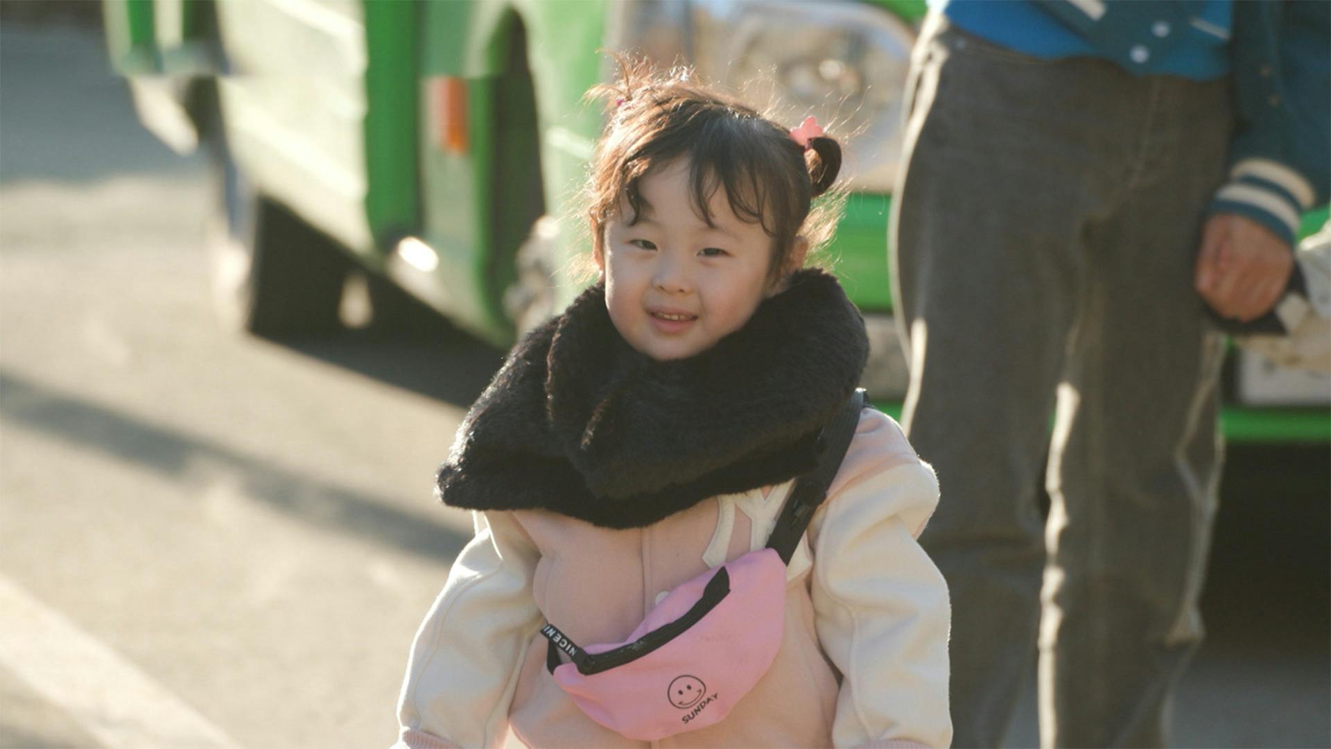 china little girls peeing Touching moment little girl helps her street cleaner mother ...