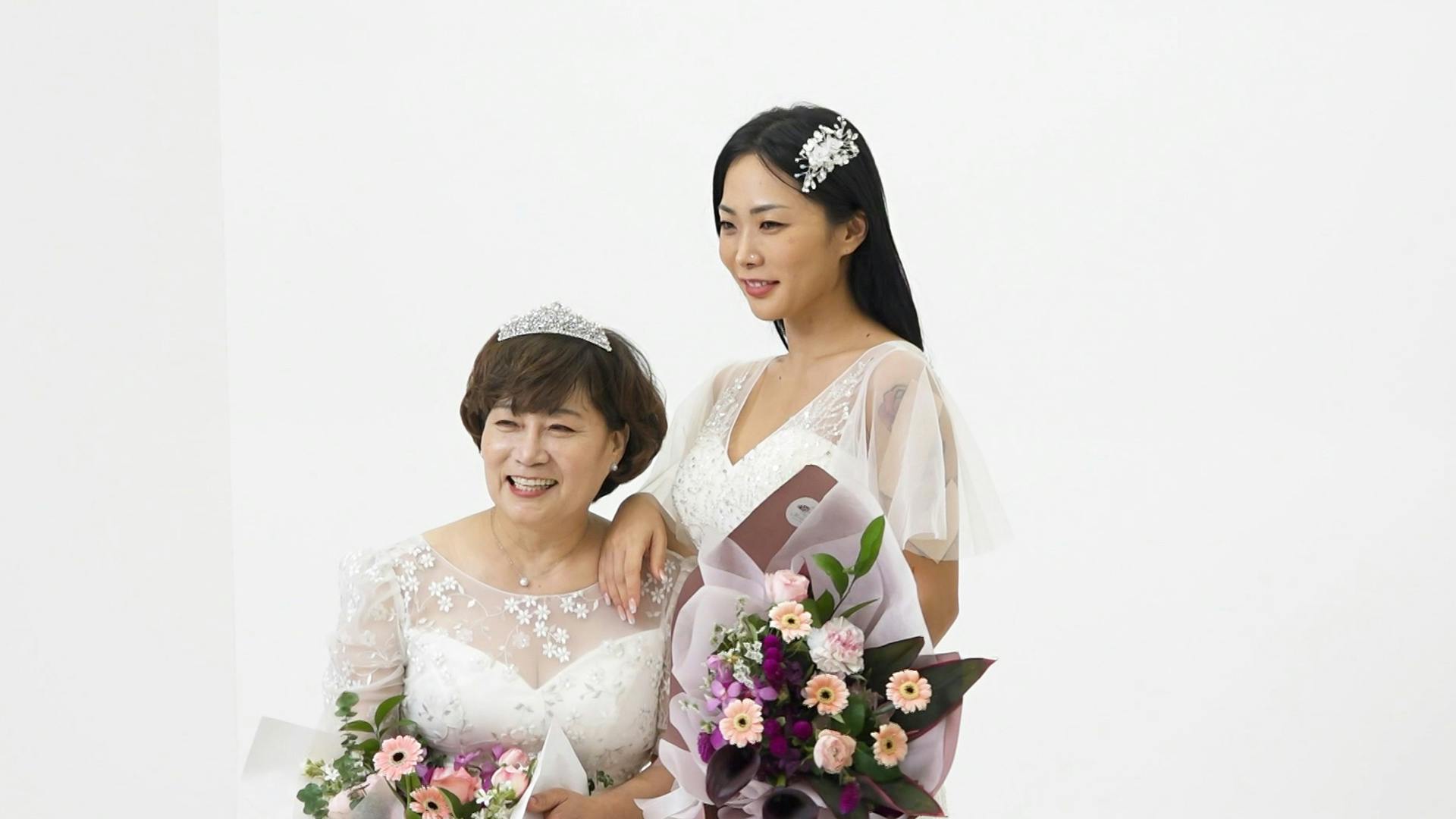 Stars Attend Lee Chun Hee and Jeon Hye Jin's Wedding